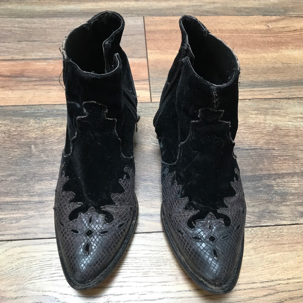 Vintage ankle boot.